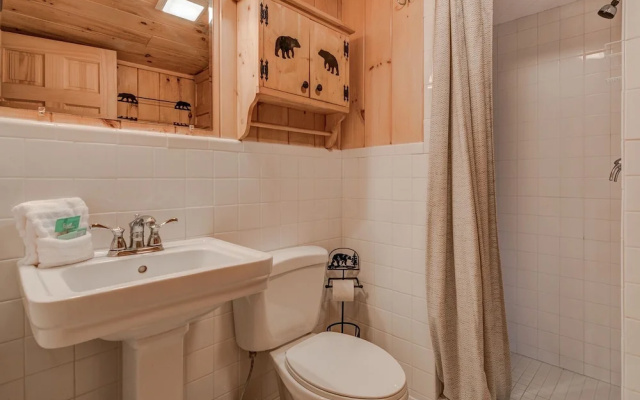 Treehouse Falls - 2 Br Home