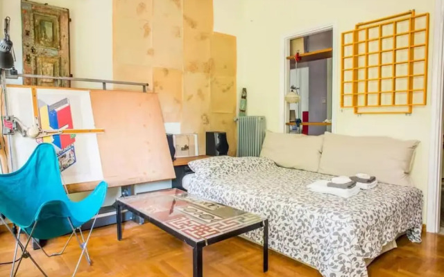 Spacious Apartment Near Parthenon for 6 Persons
