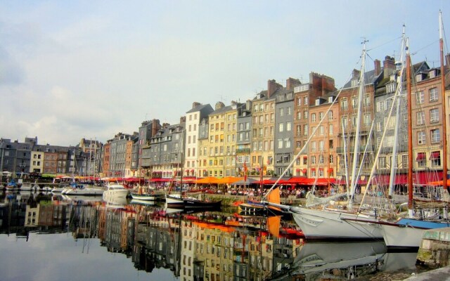 Cozy Apartment in Honfleur with a Private Garden