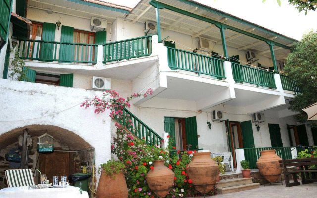 Topakas House