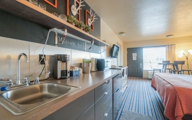 Blue Lakes Inn & Extended Stay