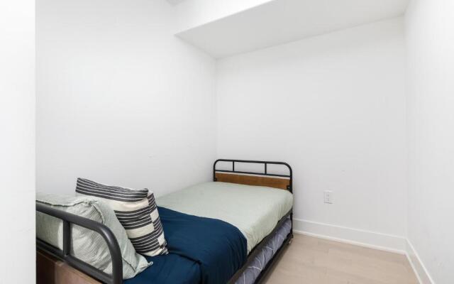 Upscale & Modern 1bd + Den in heart of Downtown!