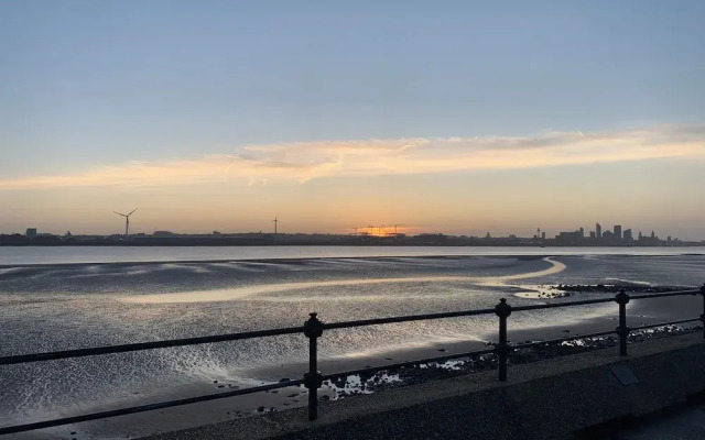 Lovely 2-bed Apartment in Wallasey, Sleeps 4
