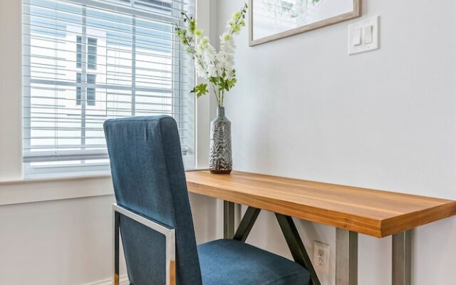 Chic 4 BR Condo - Large Pool - Perfect Location