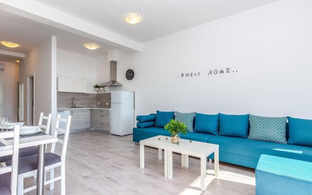 Spacious Apartment With Swimming Pool and Jacuzzi, Sea View