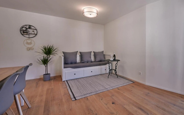 City Center Apartment with Mountain View