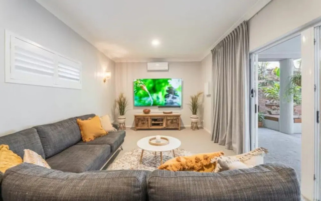 6 Bedroom Oasis in Burleigh Heads