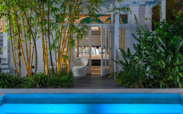 Alexander's Guesthouse - Adults Only