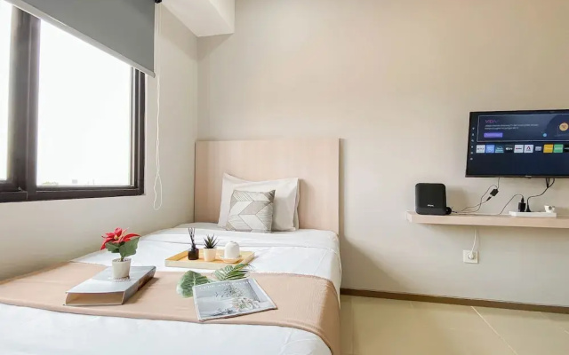 White Accent Studio At Apartment Meikarta Near Paramadina University