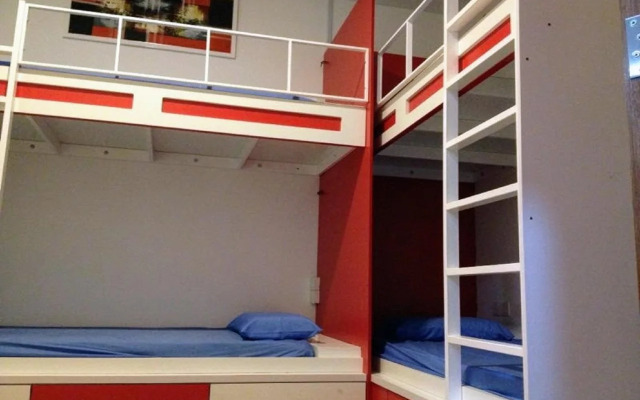 SPOT ON 90236 Zigzag Travellers Home - Hostel