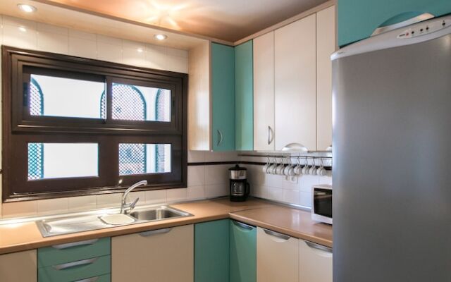 The Midpoint Apartment, Coastal Life Between the Two Beaches