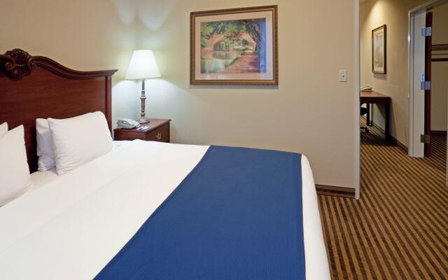 Holiday Inn Express & Suites Waxahachie, an IHG Hotel