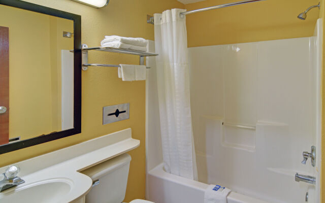 HomeTown Inn & Suites