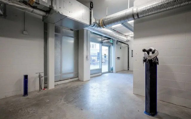 AQUA Corner Unit w Amazing View 614