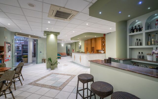 Alamis Hotel & Apartments