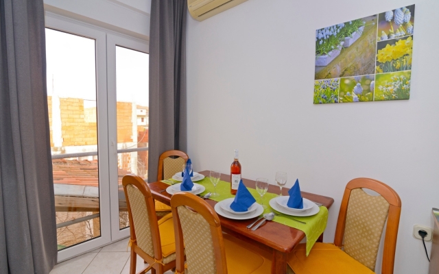 Apartment Zora - garden terrace and grill A4 Pirovac, Riviera Sibenik