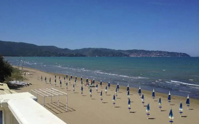 Close to the Sea, Air-conditioned