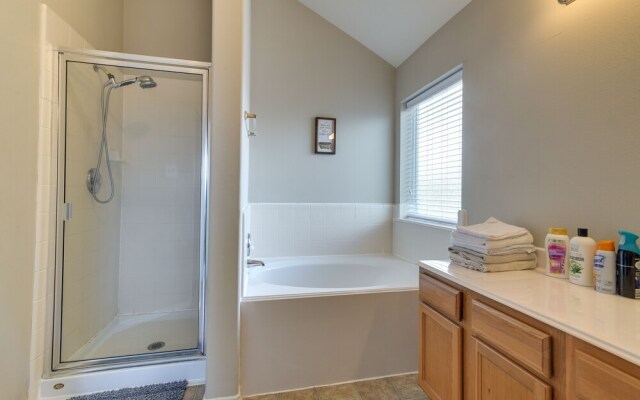 Pet-friendly Pearland Home ~ 21 Mi to Houston!