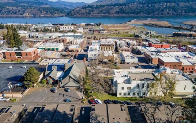 FOUR Condo with Columbia River Gorge View and Hot Tub by RedAwning