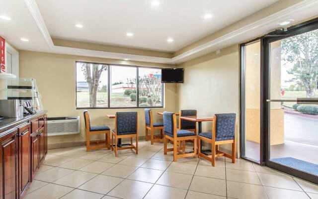 Econo Lodge Inn & Suites