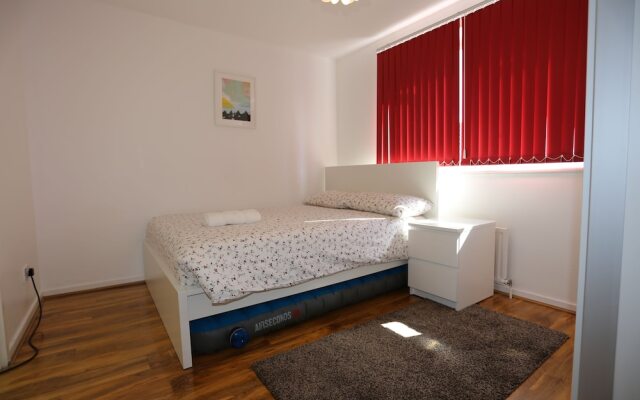 Beautiful 3 Beds House - Thamesmead