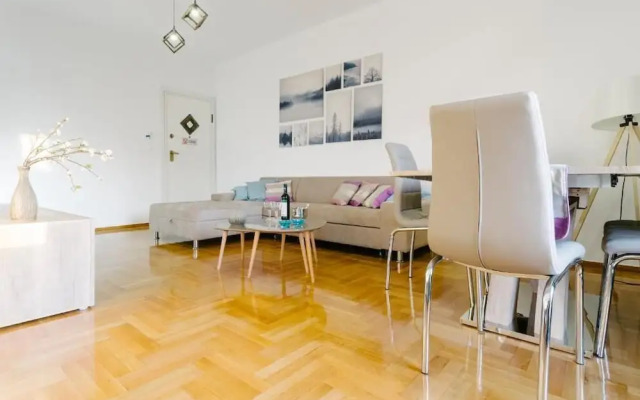 Bright apt. with view to Acropolis