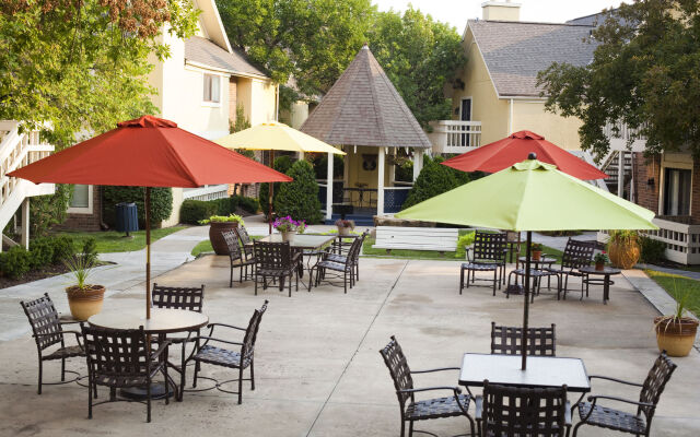 Cloverleaf Suites Kansas City - Overland Park