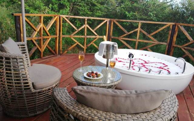 Emayian Luxury Camp