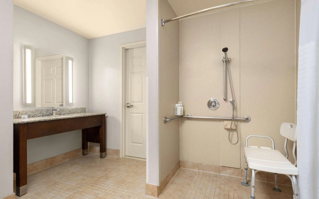 La Quinta Inn & Suites by Wyndham Santa Clarita - Valencia