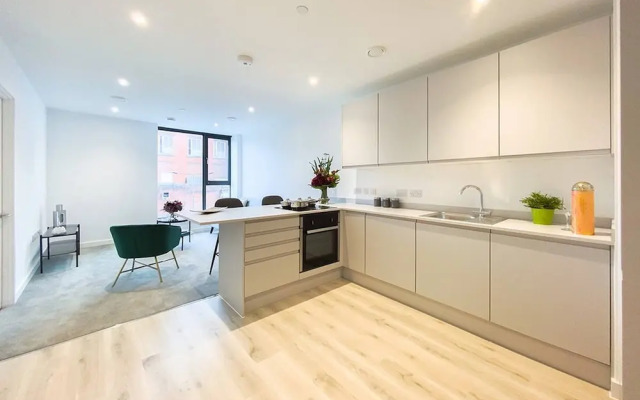 Lakeside - Central Apartment - Free Parking - Cinema Room