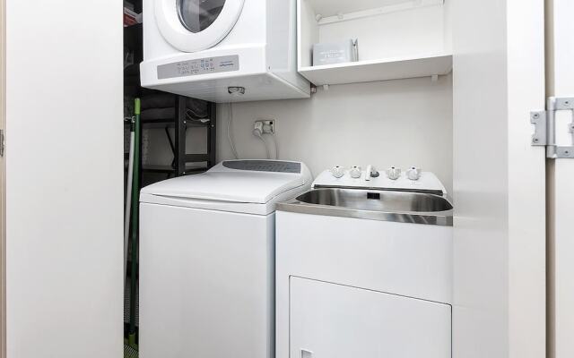 QV Modern Light filled Apartment - 751