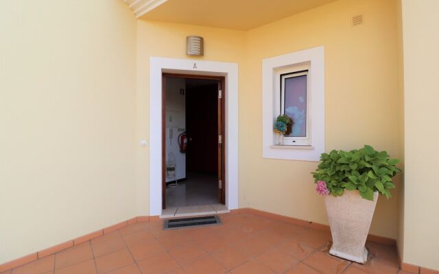3-bed Townhouse With Pool in Albufeira Balaia
