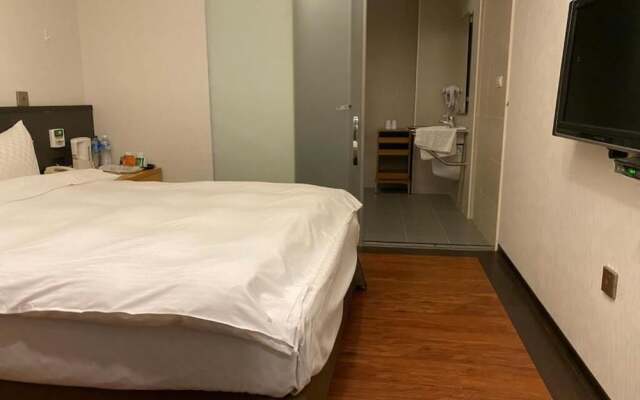 Crystal City Hotel