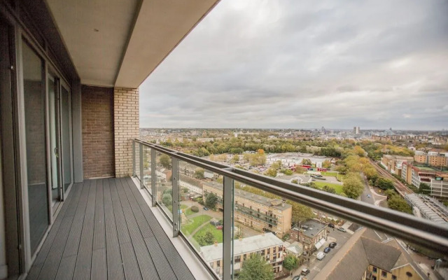 Canary Views One Bed and Bath Apartment