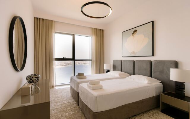 Beachfront 2BD apartment with Palm View