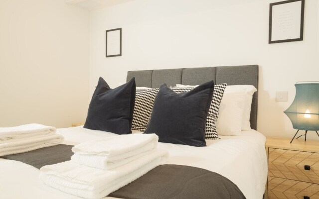 Super Luxe 2 Bed Apartment Torquay - Stunning Harbour View - Near Babbacoombe & Beach.