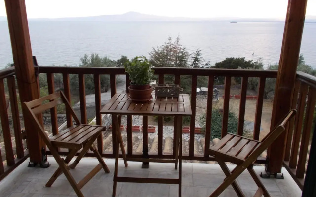 Verga Stone Haven - Seafront Waves Embrace
