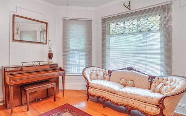 Charming Champaign Victorian w/ Deck!