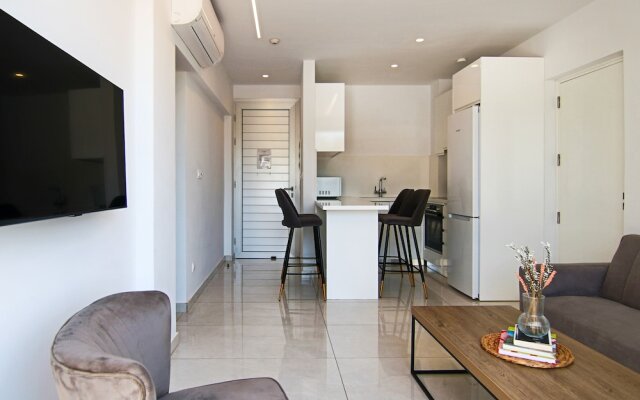 Phaedrus Living: Seaside Executive Flat Harbour 207