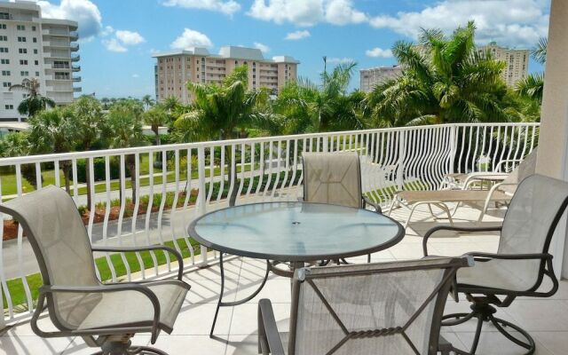 Spacious Condo With sky Views and Steps to South Beach