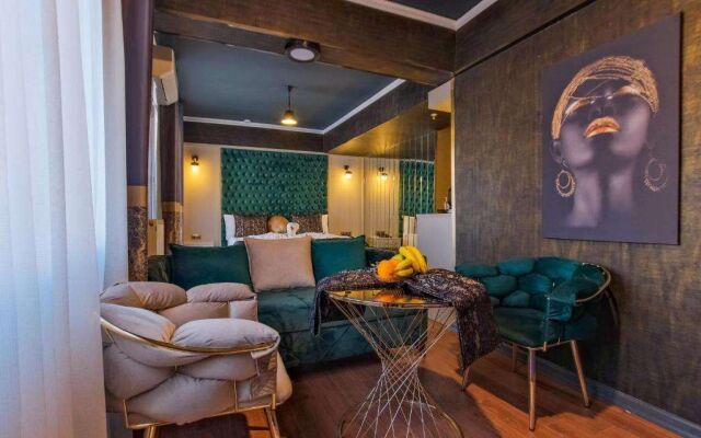 Moonday Hotel