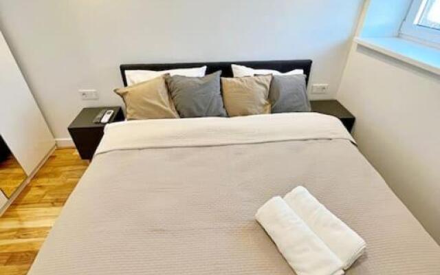 White 1 BD Old Town Apartment by Hostlovers