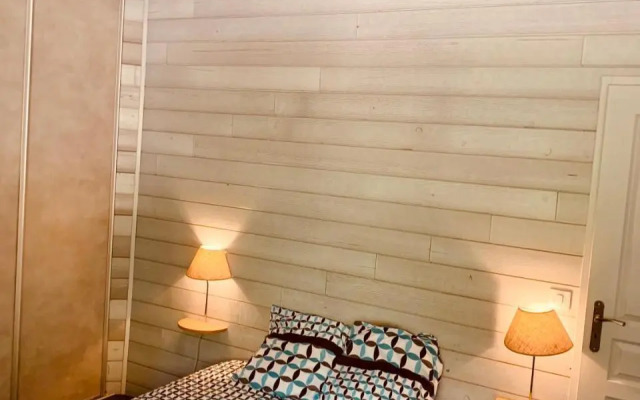 L estanguet maison octogonale en forêt