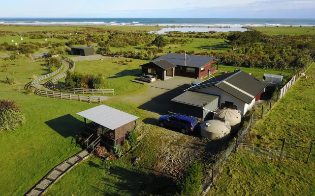 Kiwi Cabin and Homestay at Koru