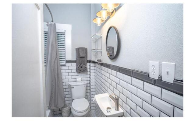 Remodeled Modern 1BR1BA Apt Near Downtown, 5min Pearl