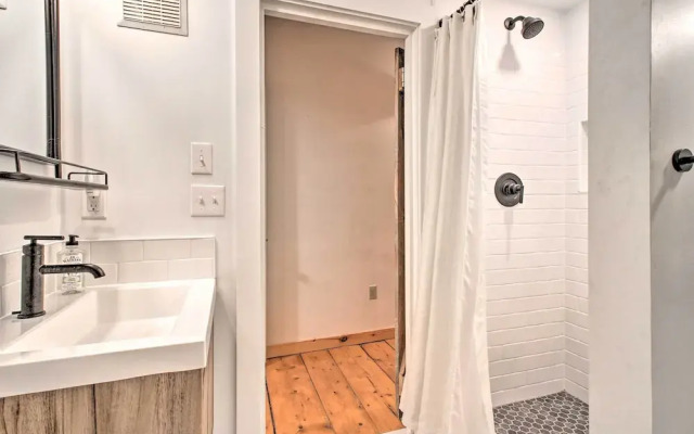 Renovated Farmhouse < 1 Mile to Okemo Mountain!