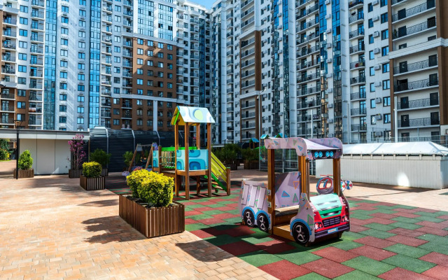 Orange Apart Alpine Quarter