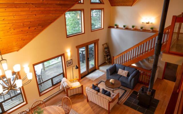 The Overlook, Luxury Lakeside Home with Dock