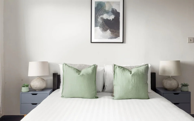 Radiant 2 Bed Flat near Portobello