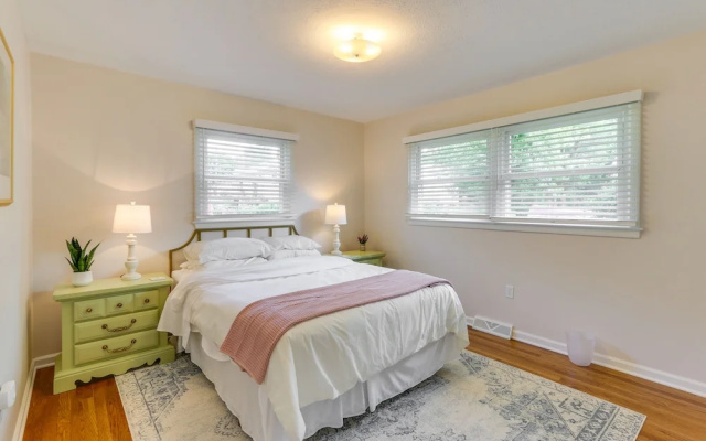 Pet-friendly Berryville Home: Walk to Main Street!